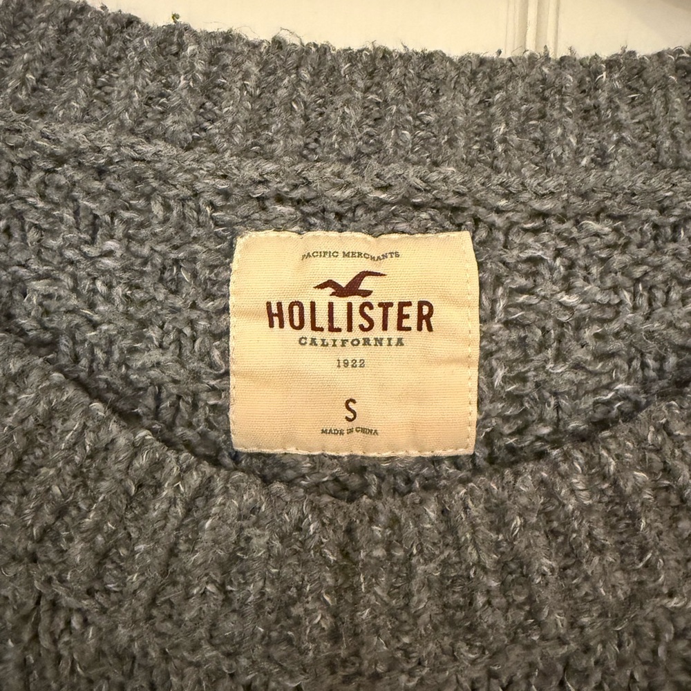 Hollister Women's Gray Cable Knit Sweater - Picture 4 of 5